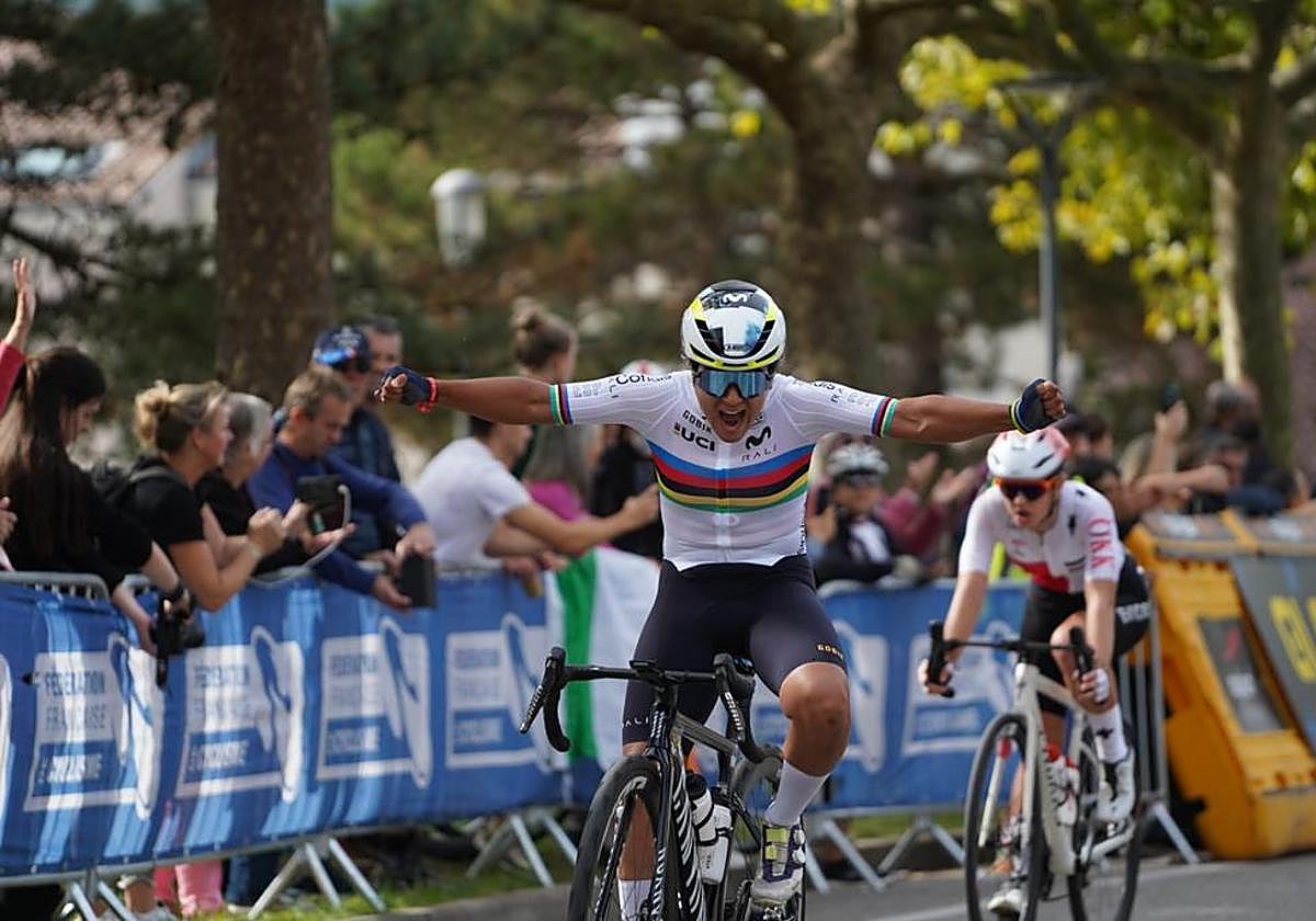 Paula Ostiz celebra la victoria en la prueba en línea júnior.