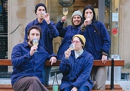 Iker Izeta (abajo a la izquierda), junto al resto del equipo de Elkano1.