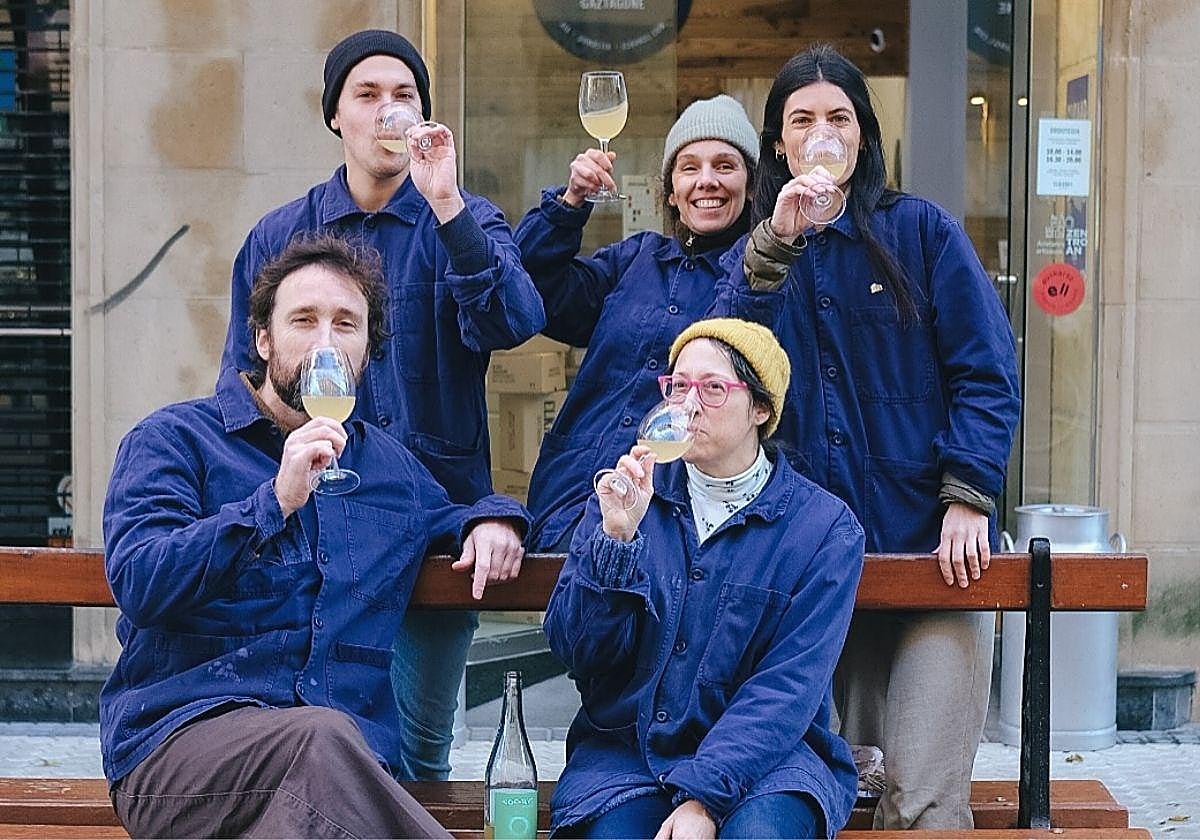 Iker Izeta (abajo a la izquierda), junto al resto del equipo de Elkano1.