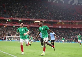 Djaló y Sola celebran un gol en el último partido de la Euskal Selekzioa.