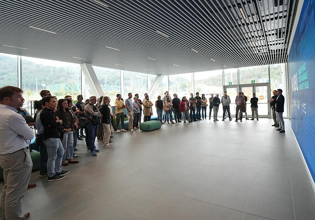 Imagen de la visita de Volkswagen al polo Mubil.