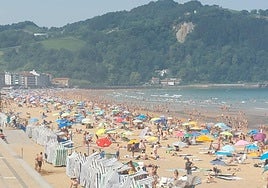 La playa de Zarautz, a tope de gente durante uno de los días de sol del mes de agosto.