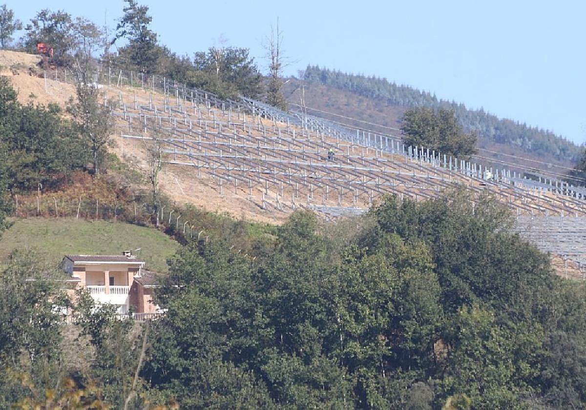 Trabajos para instalar las placas solares de Ekiola en una ladera situada junto a la carretera de Azkarate.