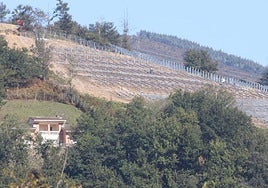 Trabajos para instalar las placas solares de Ekiola en una ladera situada junto a la carretera de Azkarate.