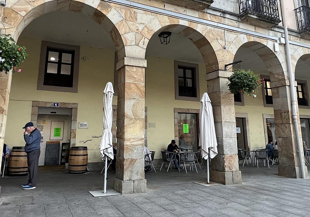 El alcalde indica que el Ayuntamiento trabaja en las bases para sacar a licitación el servicio nuevamente.