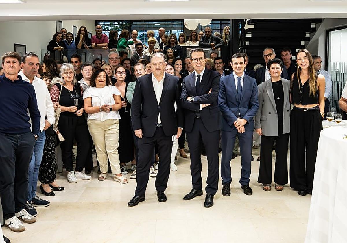 Directivos de Caracil y Occident posan con los numerosos invitados a la inaguración.