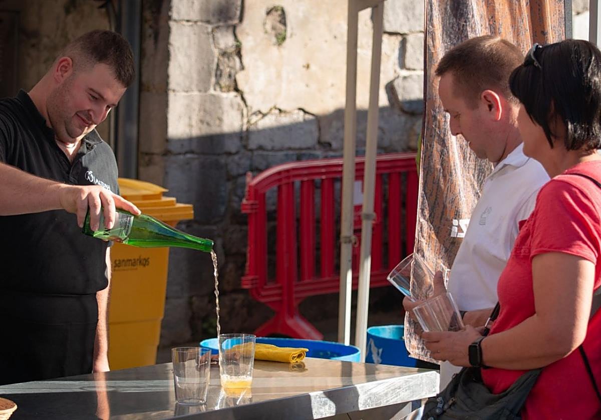 Dentro de la fiesta del ternero solidario de este sábado habrá posibilidad de degustar sidra.