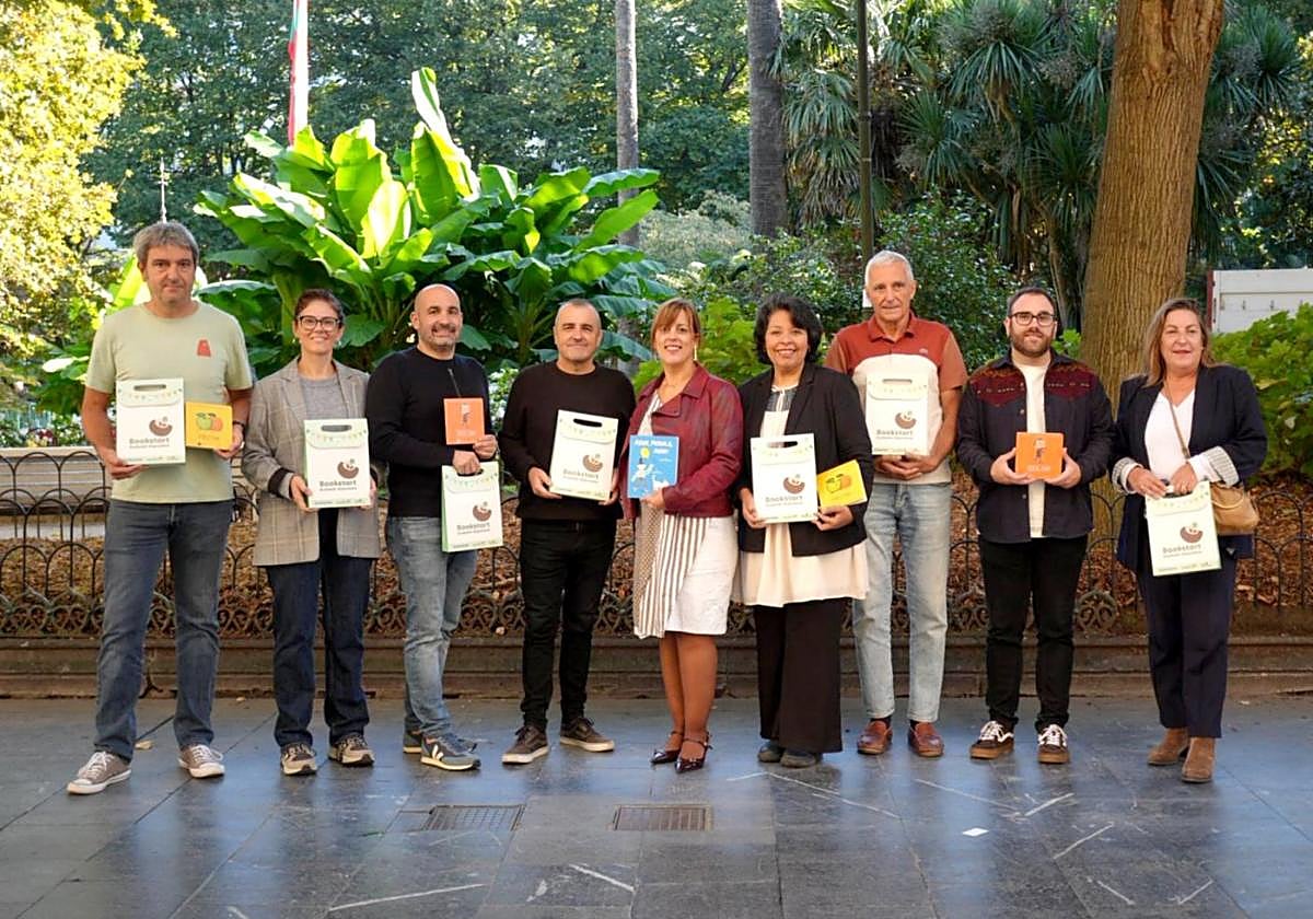 Este curso repartirán cerca de un millar de paquetes formados por tres libros.