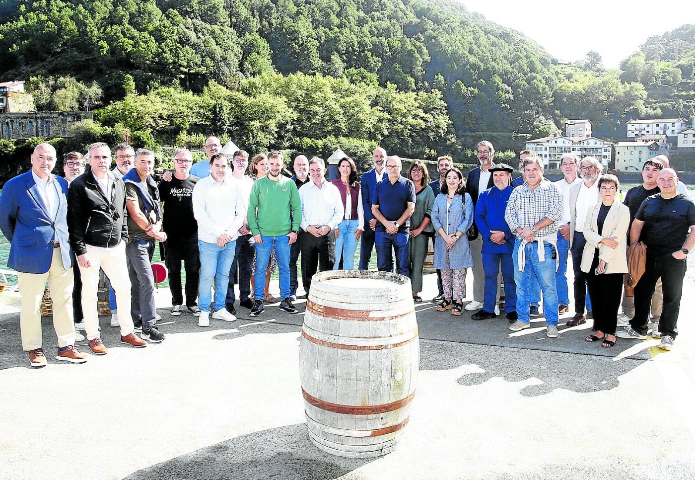 Cocineros, organizadores y autoridades en la presentación de esta edición en Albaola, en Pasaia.