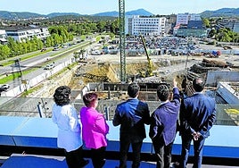 Xabier Ibarzabal explica al lehendakari y al consejero de Salud la ampliación del Hospital Donostia desde la azotea de Onkologikoa.