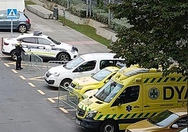 Un agente de la Policía Municipal de Santurtzi coloca una valla cerca de la ambulancia que fue detenida.