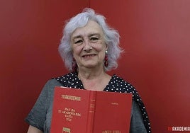 Arantxa Urretabizkaia idazlea, 2022ko 111 Akademiaren Saria 'Azken Etxea' eleberriagatik jaso zuen ekitaldi egunean.