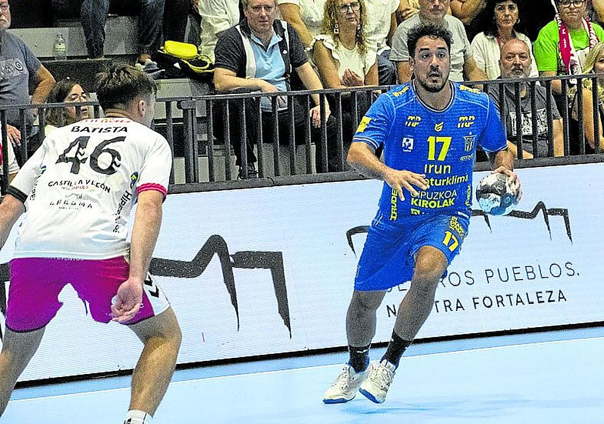 Rodrigo Salinas encarando la defensa segoviana.