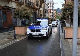 Una patrulla de la Ertzaintza por las calles de Irun.