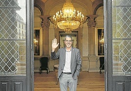 Goia dice adiós con la mano desde la Sala de los Espejos del Ayuntamiento de Donostia.