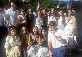 Las cuadrillas se echaron a la calle vestidas de baserritarras para disfrutar de una de las jornadas con más gancho de las fiestas.