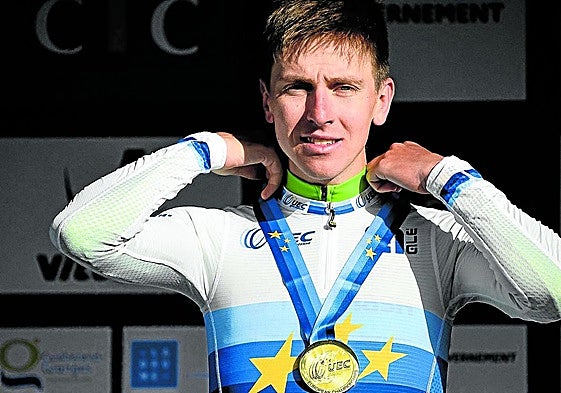 Tadej Pogacar luce el maillot de campeón de Europa ayer en el podio, que no va a usarlo porque el de arcoíris prevalece.