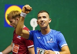 Rekalde, feliz tras su triunfo en el debut. Detrás, Aldabe.