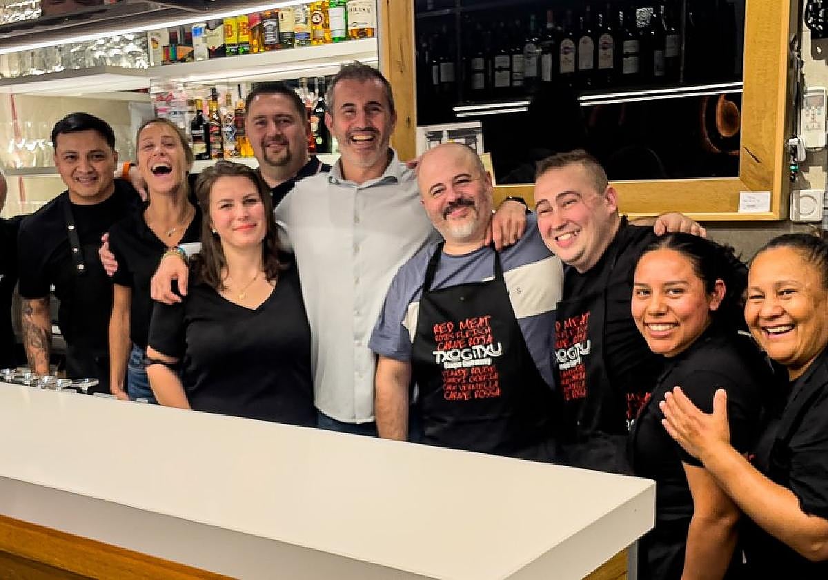 El equipo de trabajadores del nuevo bar Txomin con invitados al acto de apertura.