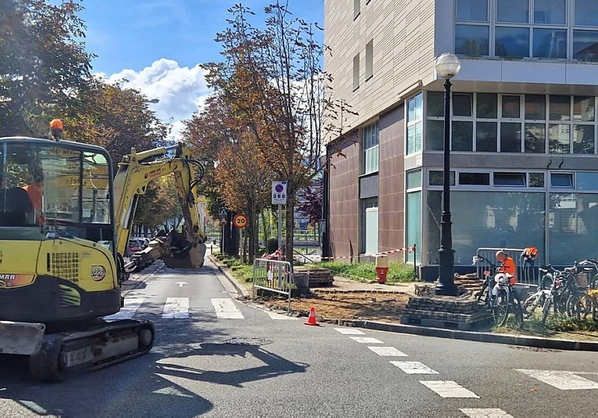 La excavadora trabajando en el cruce esta misma semana.
