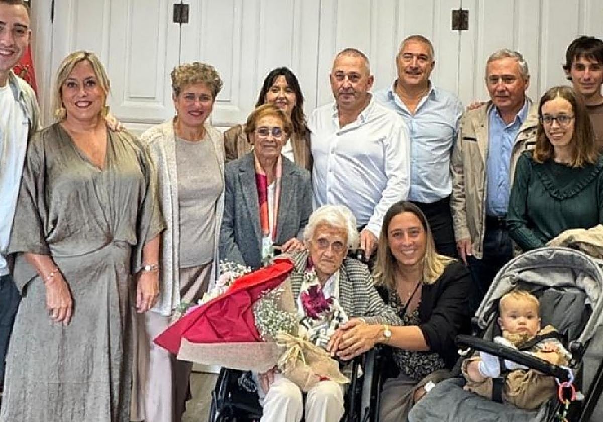 Maria Rosario Azkue Aguirrezabal alkatearekin eta familiarekin udaletxean.