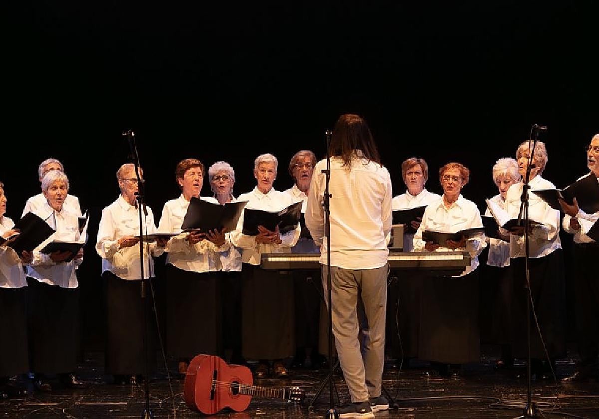 Misa, comida y baile para los mayores