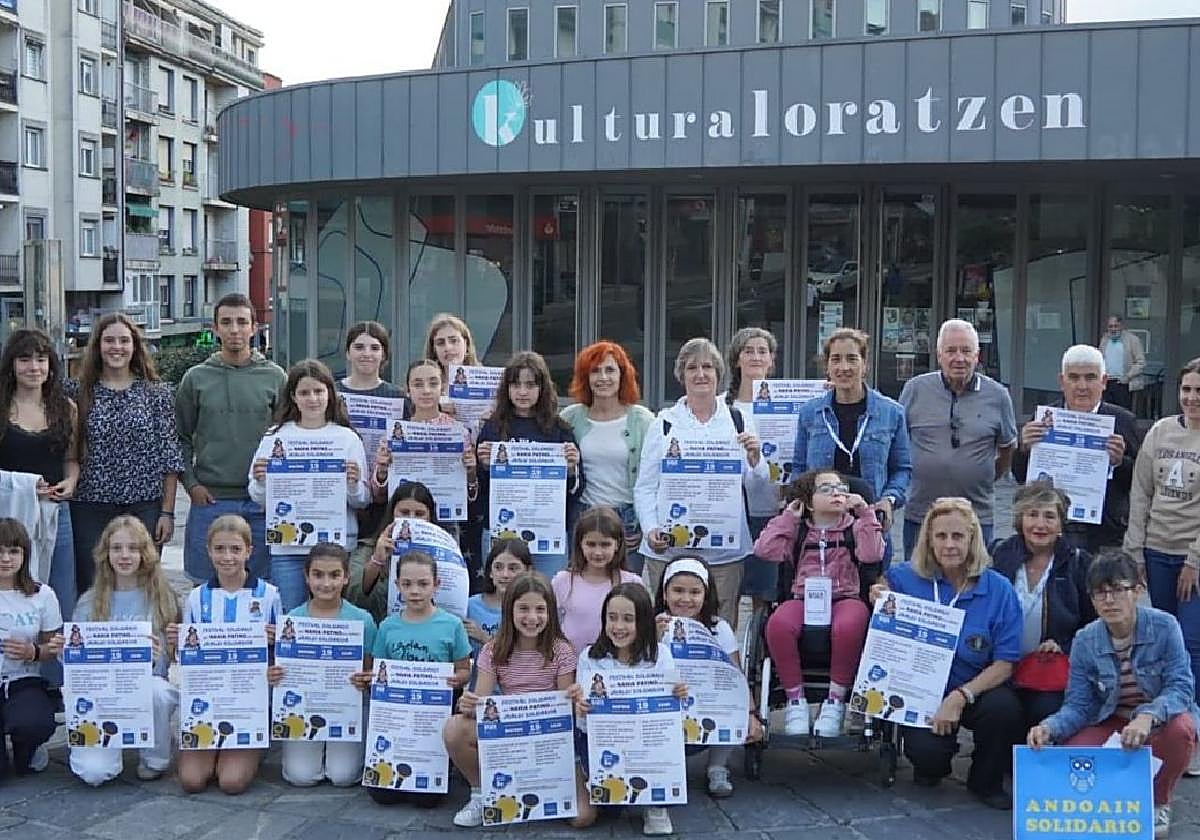 Presentación. Nahia junto a su ama Saioa, con los miembros del grupo organizador y con parte de las personas que participarán en el festival.