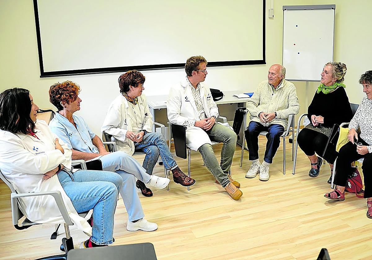 Los sanitarios charlan con asistentes al taller para cuidadores, entre ellos, Enrique Larrañaga.