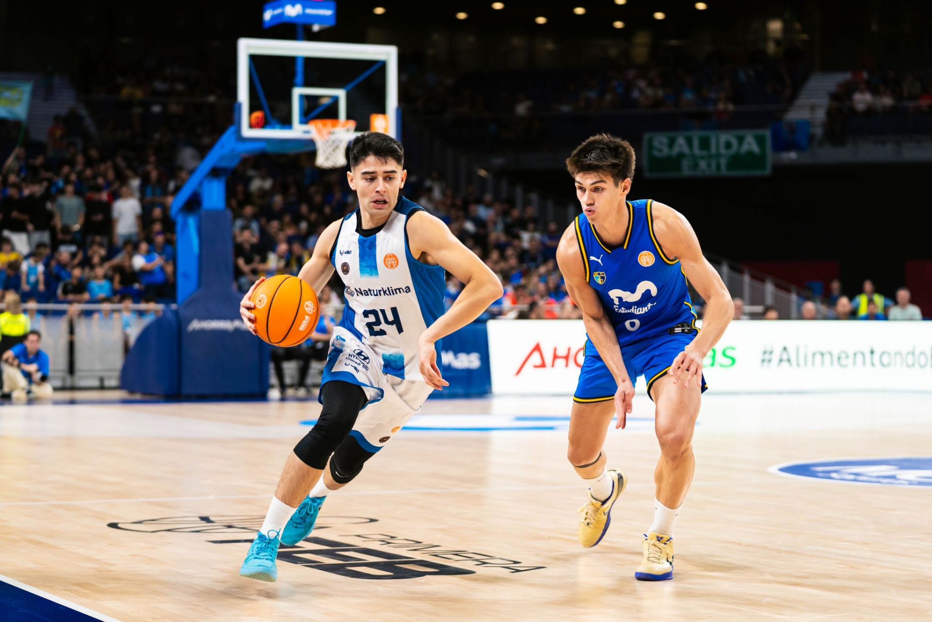 Nacho Varela corre a canasta defendido por Giovanny Atencia ayer durante el partido en el Movistar Arena.