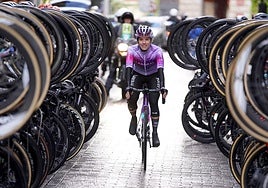 El pelotón ha hecho el habitual pasillo de despedida a Ane Santesteban antes de la salida del Gran Premio Ciudad de Eibar.