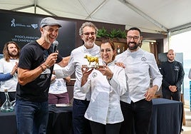 Los responsables del restaurante vencedor posan con el premio.