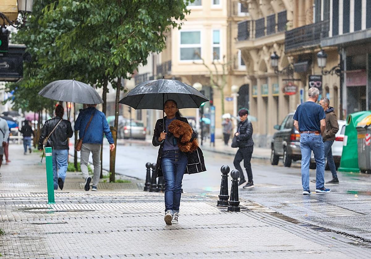 La lluvia ha hecho acto de presencia por la mañana en San Sebastián.