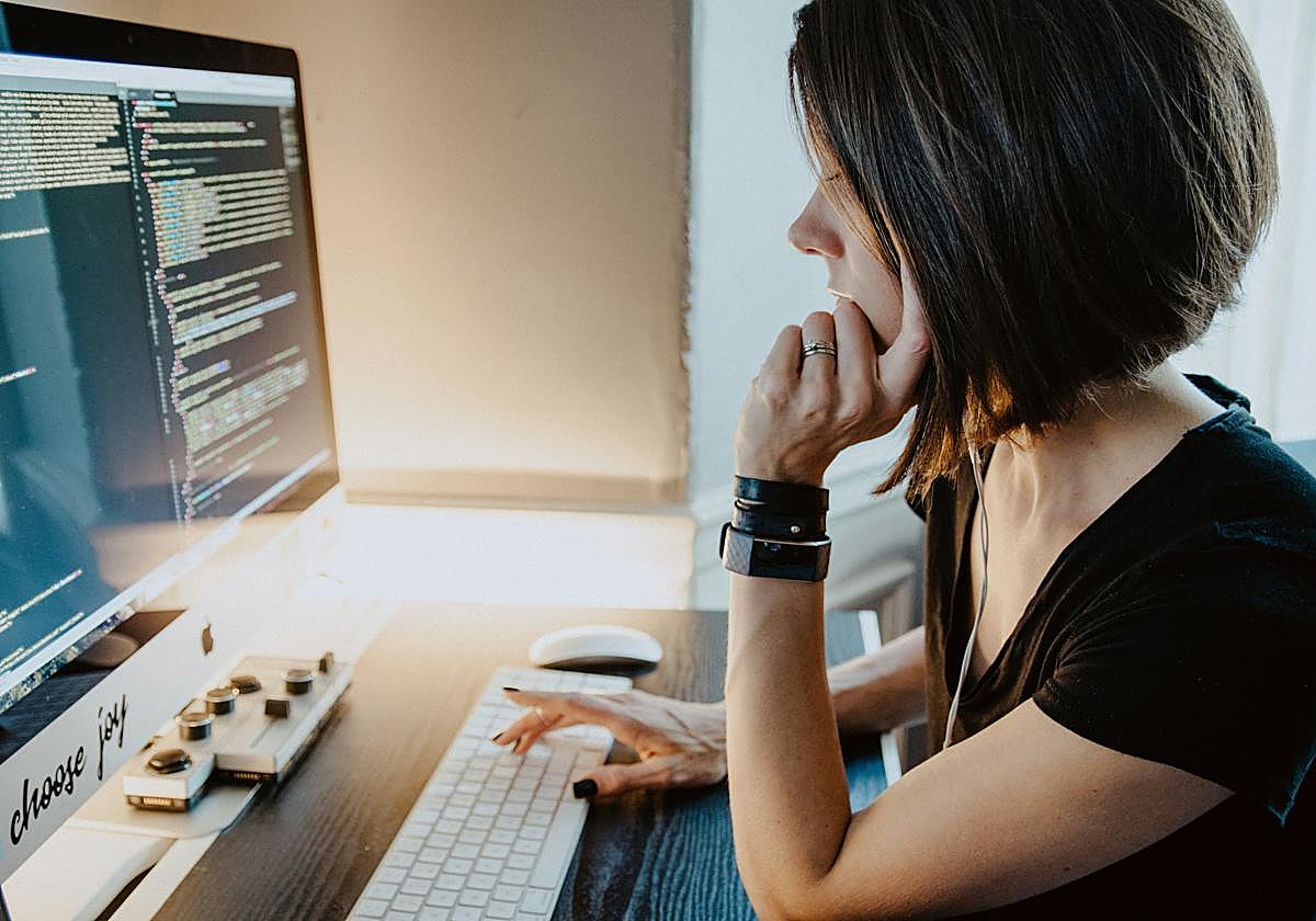 Una joven ajena a esta información consulta su ordenador.