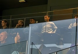 Martin Zubimendi junto a Yangel Herrera y Jon Martín en la grada de Anoeta.