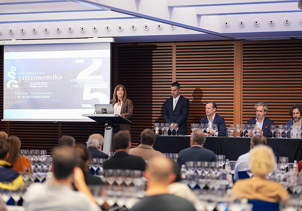 Amaia Barredo, consejera de Alimentación, Desarrollo Rural, Agricultura y Pesca, tomó la palabra antes de la cata para ensalzar los vinos de esta región.