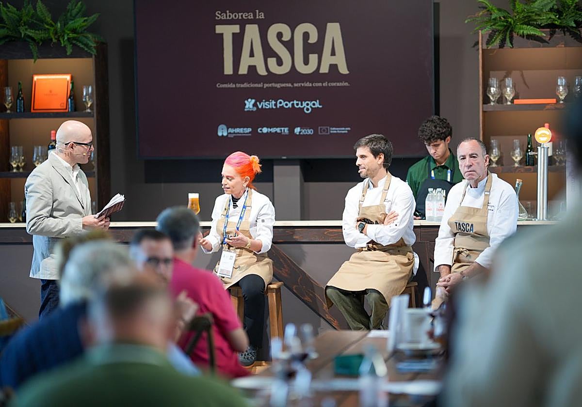 Los cocineros portugueses representantes del movimiento de neotascas lusas, durante su intervención en el foro.