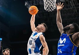 Ansorregi captura uno de sus 15 rechaces ante el jugador del Estudiantes Lotanna Ngowbo.