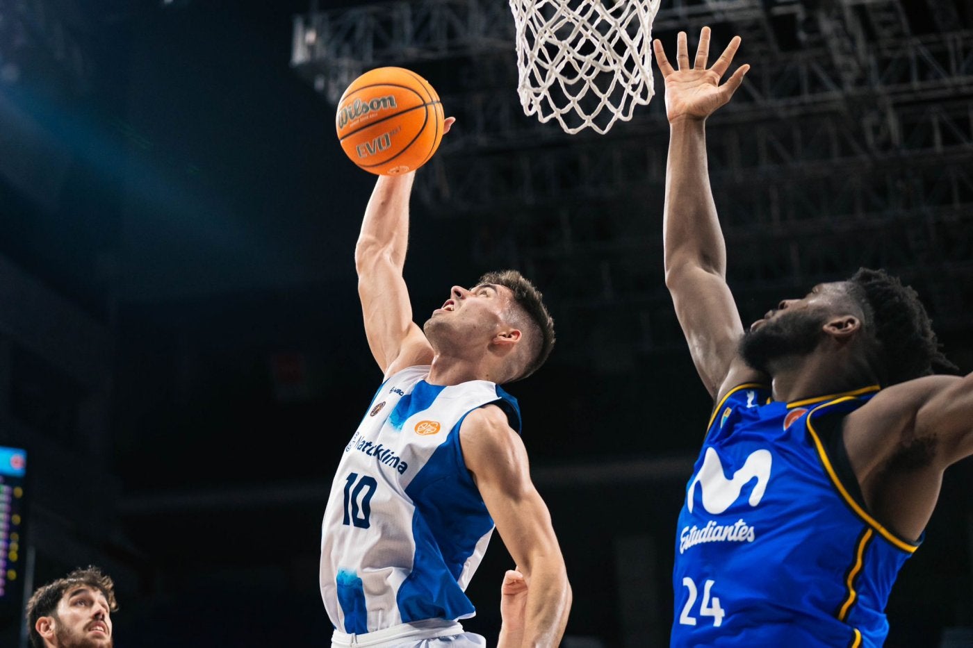 Ansorregi captura uno de sus 15 rechaces ante el jugador del Estudiantes Lotanna Ngowbo.