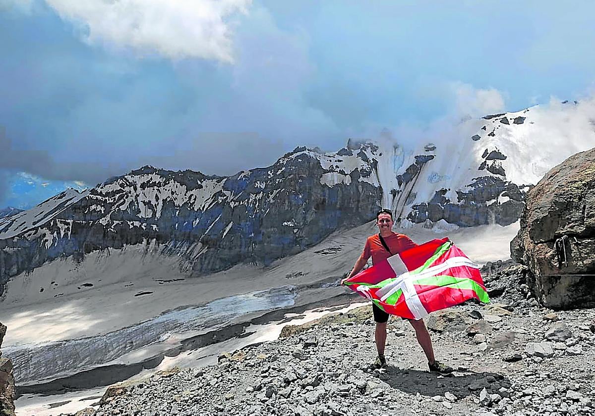 Eneko Azkue posa con la ikurriña en el monte Kazbek a 3.900 metros de altura, en Georgia.