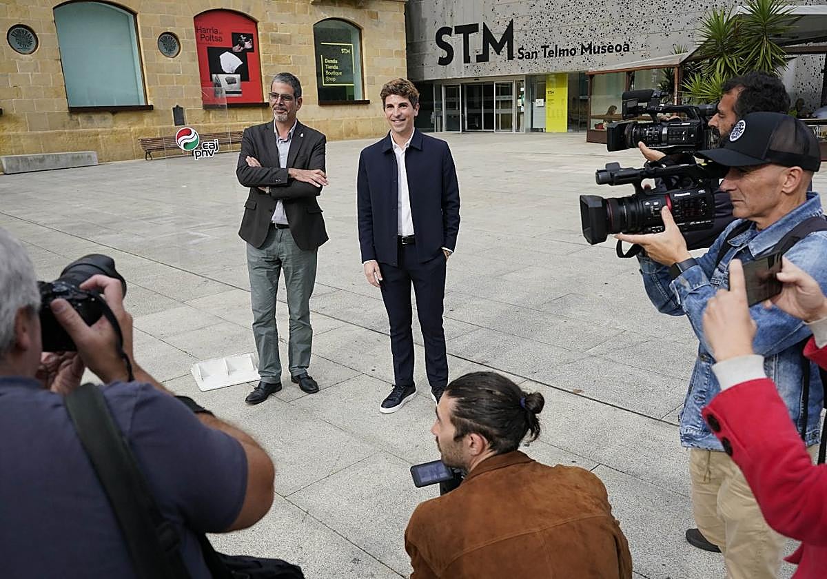 Eneko Goia y Jon Insausti, durante la presentación del segundo como nuevo alcalde de Donostia, el pasado viernes en la plaza Zuloaga.