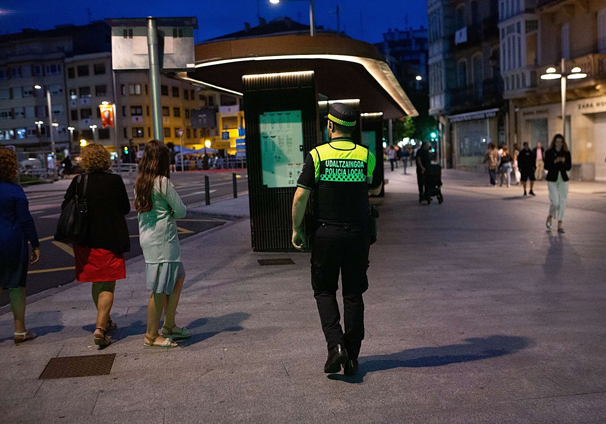 Un agente de la Policía Local recorre el entorno de Fermín Calbetón.