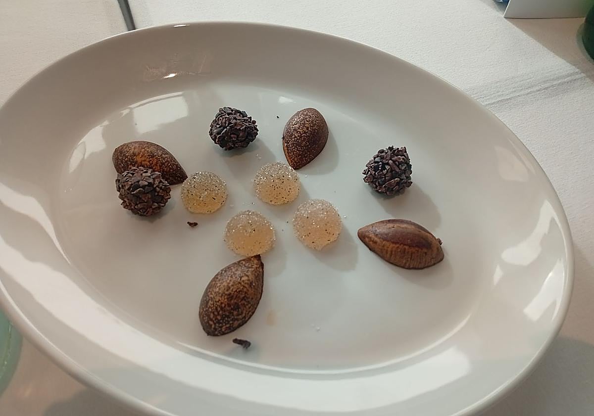 Imagen principal - Selección de postres y ternera. En la variedad está el gusto.