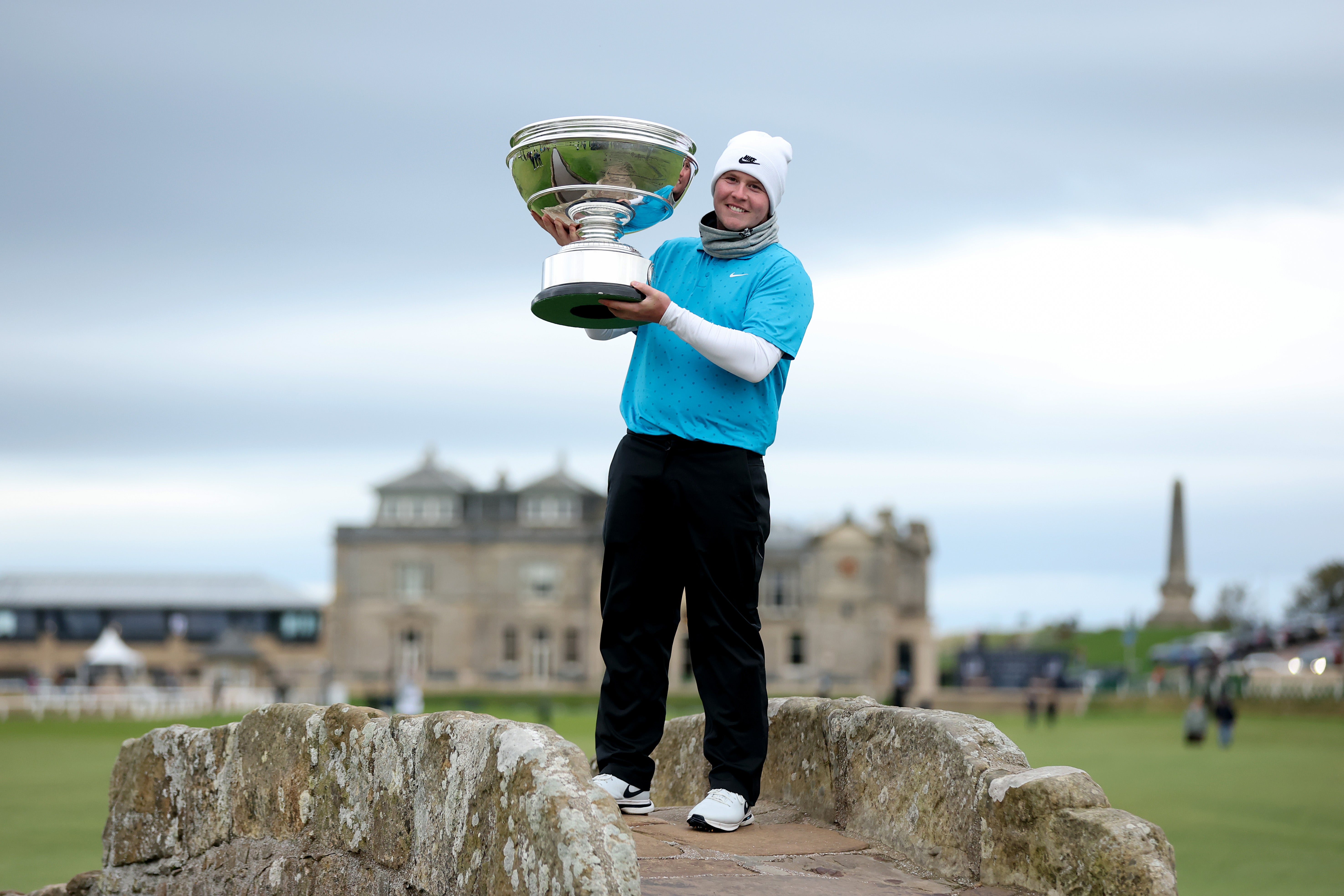 MacIntyre, con el trofeo de ganador en St Andrews.