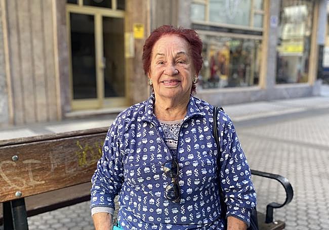 Inocencia Guinea, donostiarra de 85 años, frente a la agencia de viajes con la que participará este año.