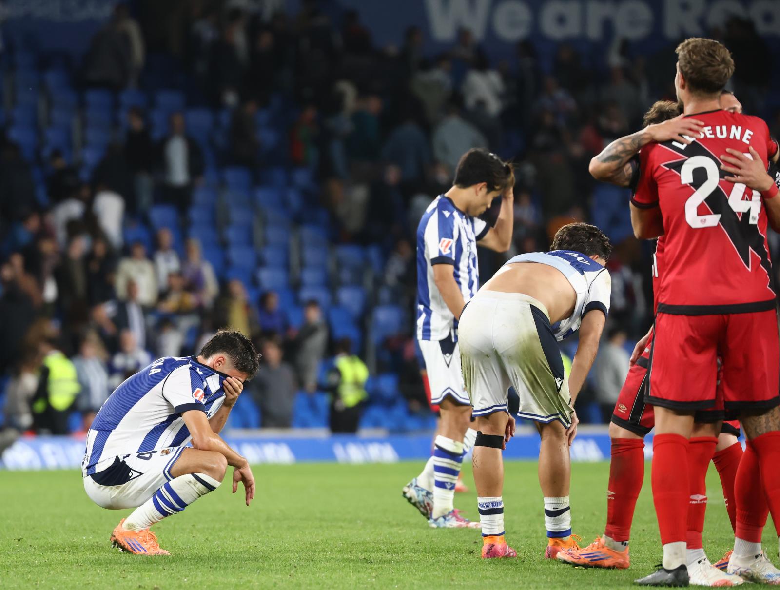 Gorrotxategi, Kubo y Aramburu se lamentan después del pitido final del árbitro.