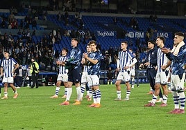 Los jugadores de la Real agradecen el apoyo de la grada de animación tras perder contra el Rayo Vallecano
