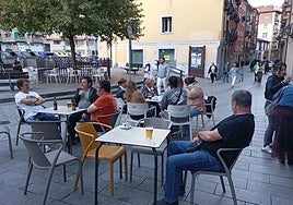 Terraza de bar Ezkiña, en Arbolapeta, esta tarde.