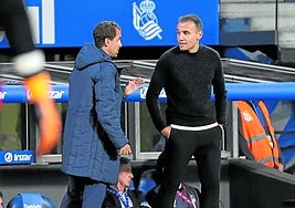 El entrenador Sergio intercambia unas palabras con su ayudante Iosu Rivas en el transcurso del partido ante el Rayo Vallecano disputado en Anoeta