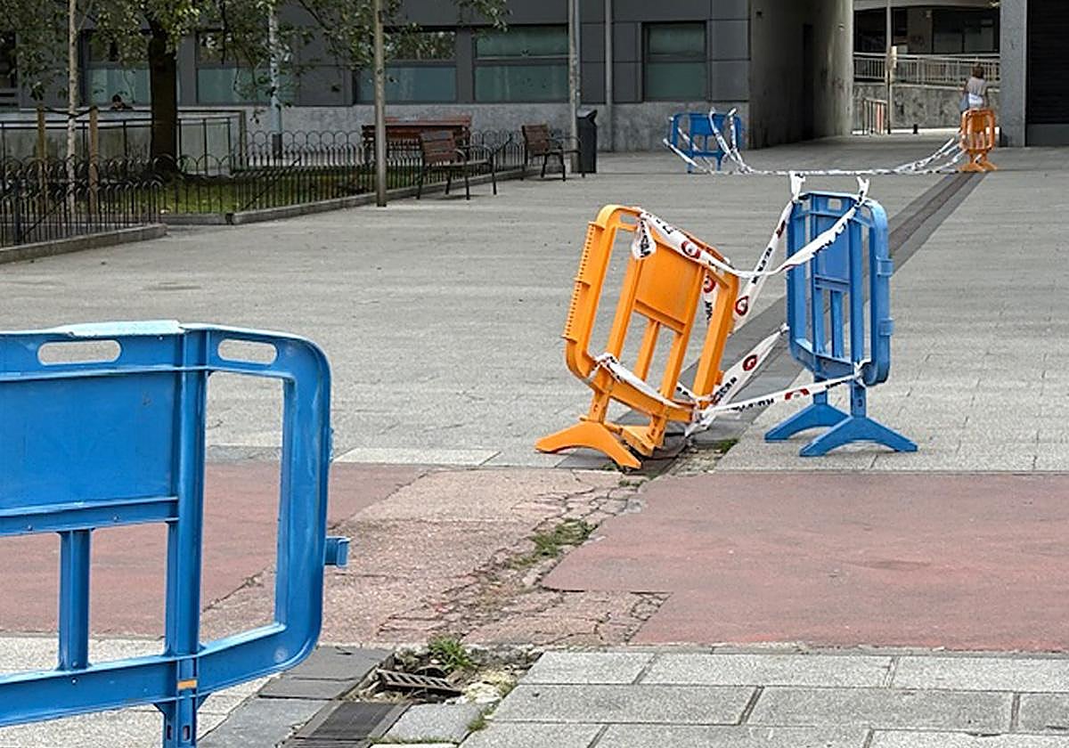Rejillas destrozadas en la Plaza del Campo de Atotxa