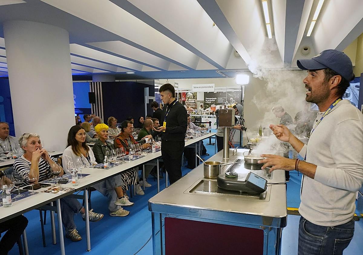 Imagen principal - Arriba, Andrés Septién habla de sus vinos. Abajo, una asistente degusta uno de los caldos y el chef Raúl Sedano explica sus creaciones culinarias.